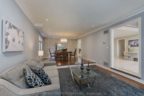 47 Laurel Avenue, Toronto, ON M9B 4T1