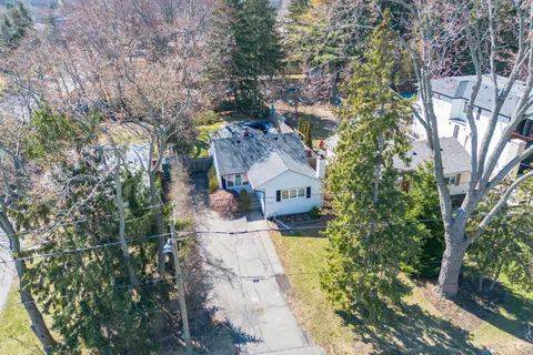 1218 Lakebreeze Drive, Mississauga, ON L5G 3W6