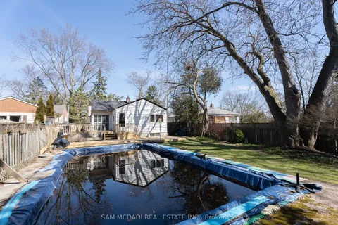 1218 Lakebreeze Drive, Mississauga, ON L5G 3W6