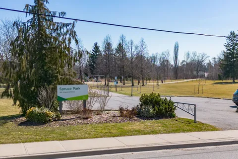 1218 Lakebreeze Drive, Mississauga, ON L5G 3W6
