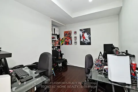 32 BARRINGTON Crescent, Brampton, ON L6Z 1N3