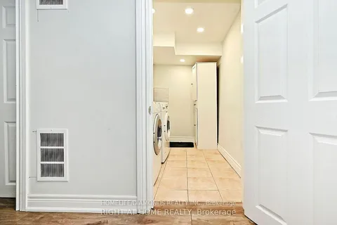 32 BARRINGTON Crescent, Brampton, ON L6Z 1N3