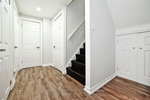 32 BARRINGTON Crescent, Brampton, ON L6Z 1N3