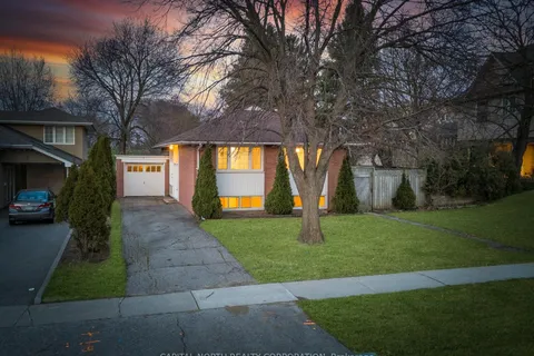 7 Golfwood Heights, Toronto, ON M9P 3L8