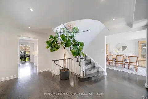 52 Courtsfield Crescent, Toronto, ON M9A 4S9