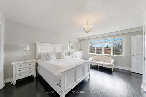 52 Courtsfield Crescent, Toronto, ON M9A 4S9
