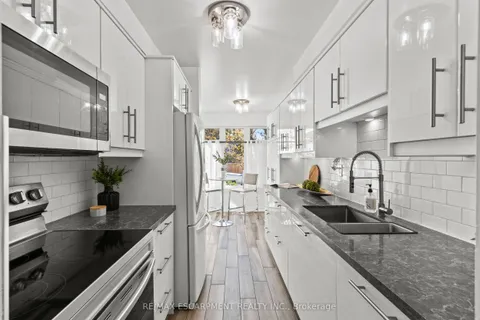 2207 Middlesmoor Crescent, Burlington, ON L7P 3X2