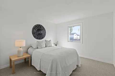 2207 Middlesmoor Crescent, Burlington, ON L7P 3X2