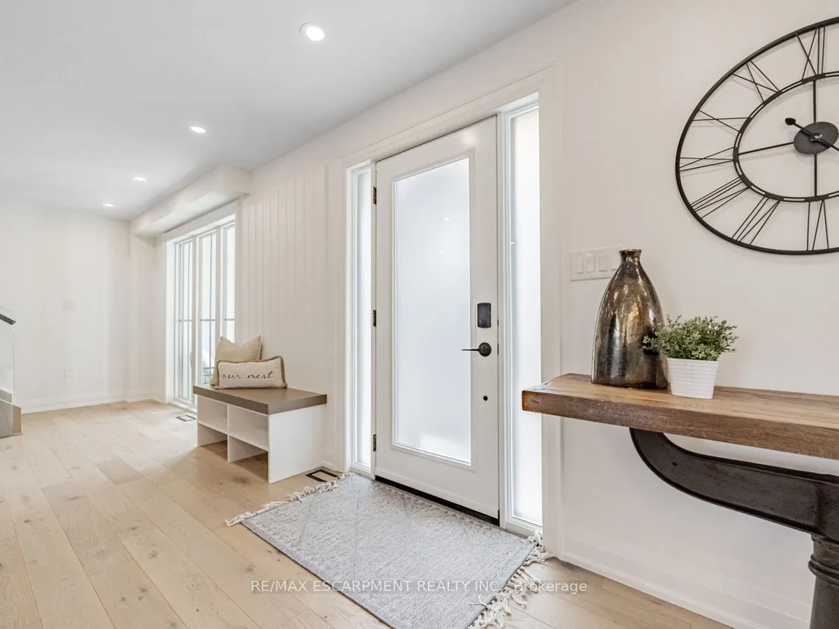 2212 Urwin Crescent, Oakville, ON L6L 2T2