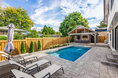 2212 Urwin Crescent, Oakville, ON L6L 2T2