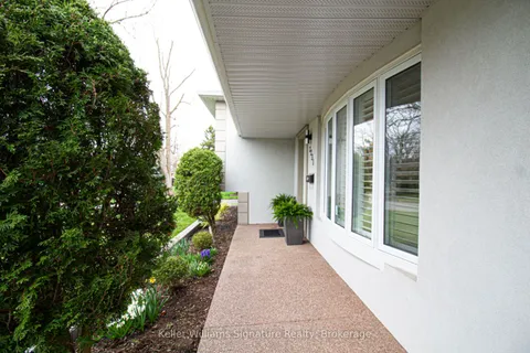 2231 Urwin Crescent, Oakville, ON L6L 2T3