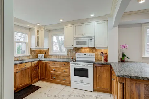 716 Cameron Court, Mississauga, ON L5C 3B9