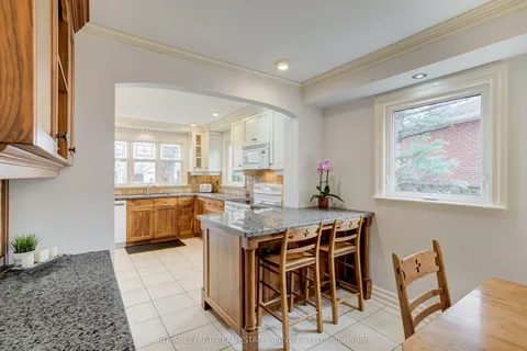 716 Cameron Court, Mississauga, ON L5C 3B9