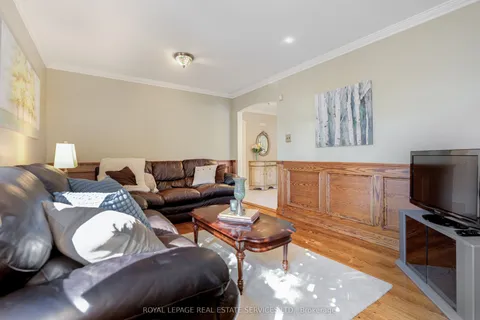 716 Cameron Court, Mississauga, ON L5C 3B9