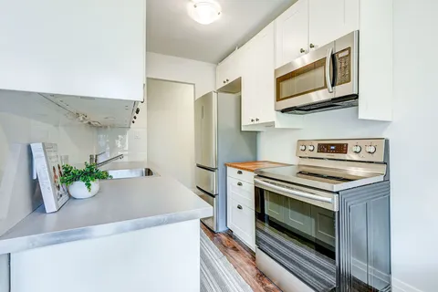 40 Cavell Avenue, Toronto, ON M8V 1P2