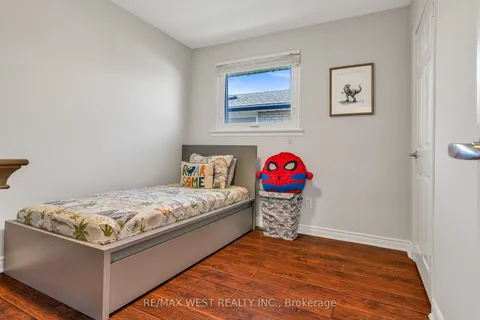 2229 Promenade Court, Mississauga, ON L4Y 3W8