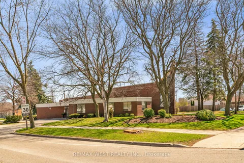 2229 Promenade Court, Mississauga, ON L4Y 3W8