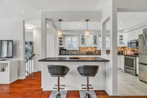 2229 Promenade Court, Mississauga, ON L4Y 3W8