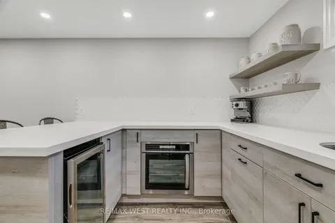 2229 Promenade Court, Mississauga, ON L4Y 3W8