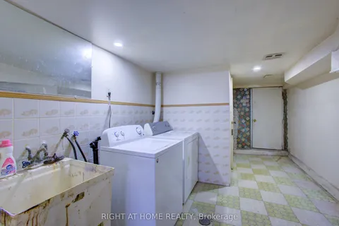 82 Uxbridge Avenue, Toronto, ON M6N 2Y2