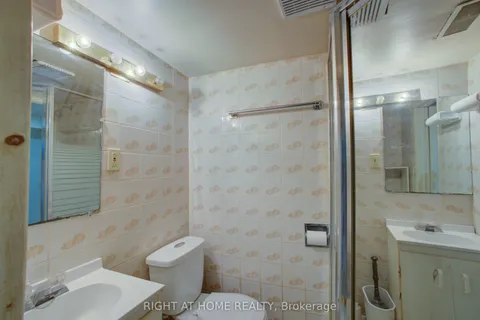 82 Uxbridge Avenue, Toronto, ON M6N 2Y2