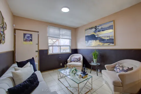 82 Uxbridge Avenue, Toronto, ON M6N 2Y2
