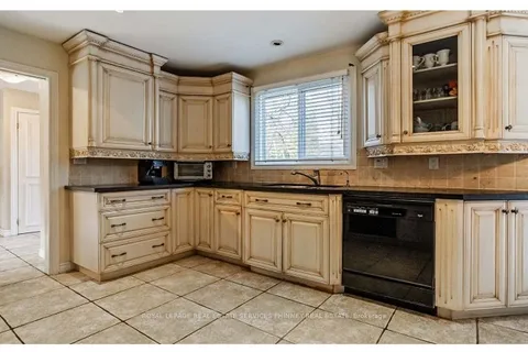 1587 Stavebank Road, Mississauga, ON L5G 2V6