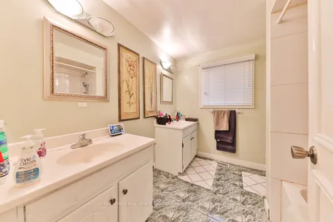 1587 Stavebank Road, Mississauga, ON L5G 2V6