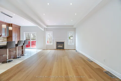 961 Knotty Pine Grove, Mississauga, ON L5W 1J9