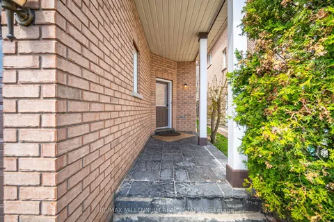 961 Knotty Pine Grove, Mississauga, ON L5W 1J9