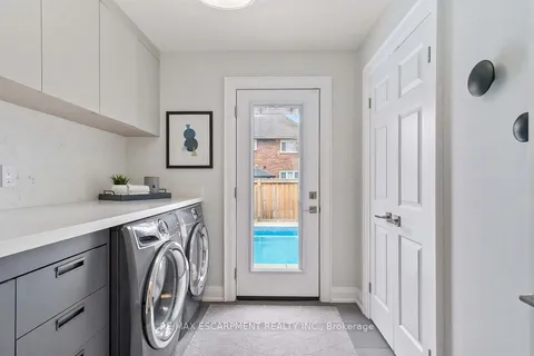 2072 Chippewa Trail, Mississauga, ON L5H 3V7