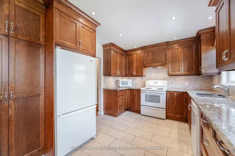44 Maple Avenue, ON L5H 2S1