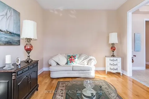 35 Fontainebleu Road, Brampton, ON L6P 1Z1