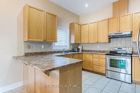 35 Fontainebleu Road, Brampton, ON L6P 1Z1