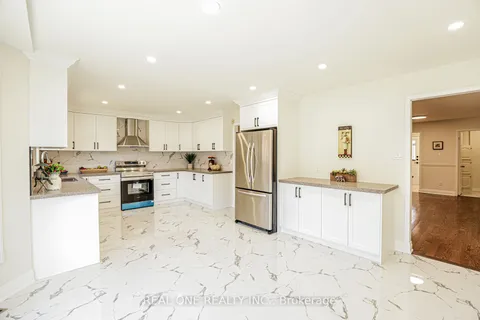 621 Winterton Way, Mississauga, ON L5R 3J3