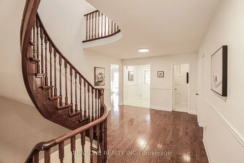 621 Winterton Way, Mississauga, ON L5R 3J3