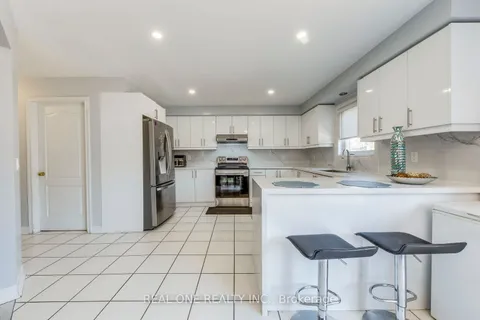 826 Winterton Way, Mississauga, ON L5V 2A5