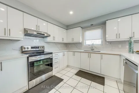 826 Winterton Way, Mississauga, ON L5V 2A5