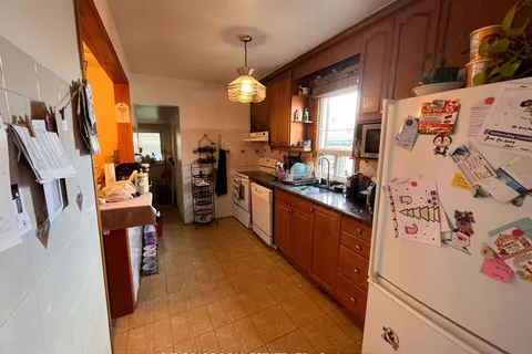 244 Rosethorn Avenue, Toronto, ON M6M 3L1