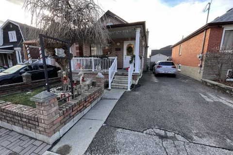 244 Rosethorn Avenue, Toronto, ON M6M 3L1