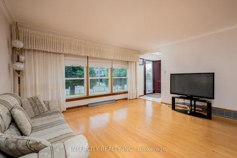 852 Glencairn Avenue, Toronto, ON M6B 2A5