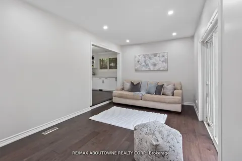 440 Sunset Drive, Oakville, ON L6L 3N4