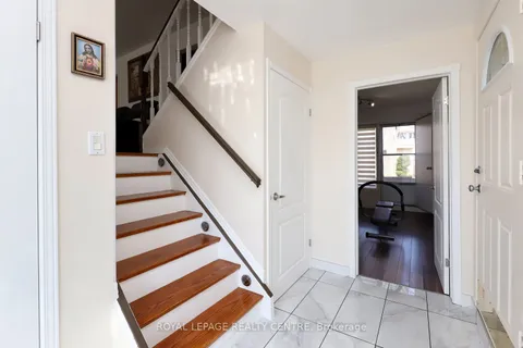 32 Coniston Avenue, Brampton, ON L6X 2H4
