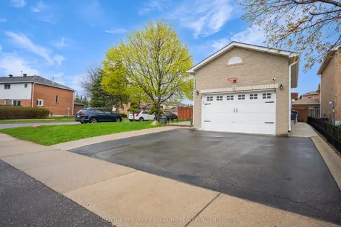 2 Cortez Court, Brampton, ON L6X 3Z4