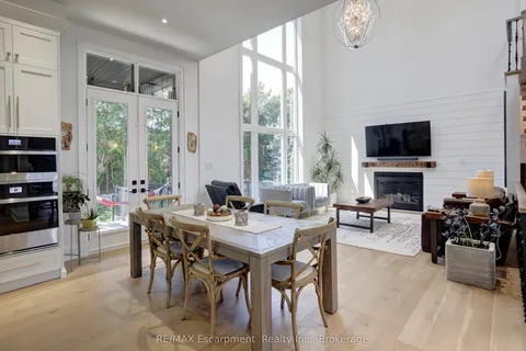 402 Tennyson Drive, Oakville, ON L6L 3Z1