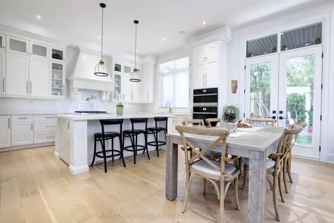 402 Tennyson Drive, Oakville, ON L6L 3Z1