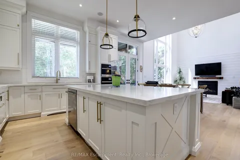 402 Tennyson Drive, Oakville, ON L6L 3Z1