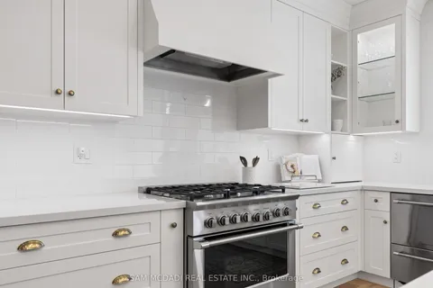 4 Iroquois Avenue, Mississauga, ON L5G 1M6