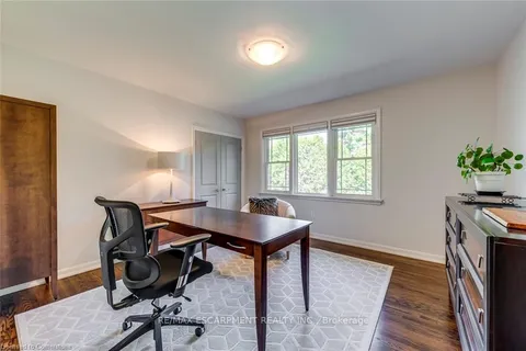 4306 Lakeshore Road, Burlington, ON L7L 1A8