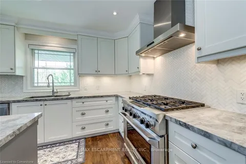 4306 Lakeshore Road, Burlington, ON L7L 1A8